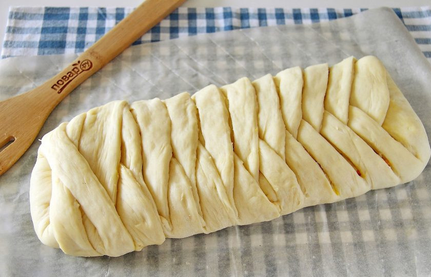 1. Этап. Пирог с морковью и яйцом: Поочередно переплетая полоски теста сформируйте косичку. Оставьте готовую косичку в теплом месте на 20-30 минут для подъема, после чего смажьте желтком и выпекайте при температуре 200 градусов около 30 минут.