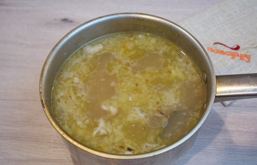 1. Этап. Суп гречневый: С момента закипания бульона/воды прошло около 15-20 минут. Добавьте в бульон обжаренный овощи. Варите все вместе до готовности. Если вы готовите суп с мясом, то самое время добавить отварное мясо, измельчив его на кубики. Варите суп до готовности. Посолите и поперчите суп по вкусу.