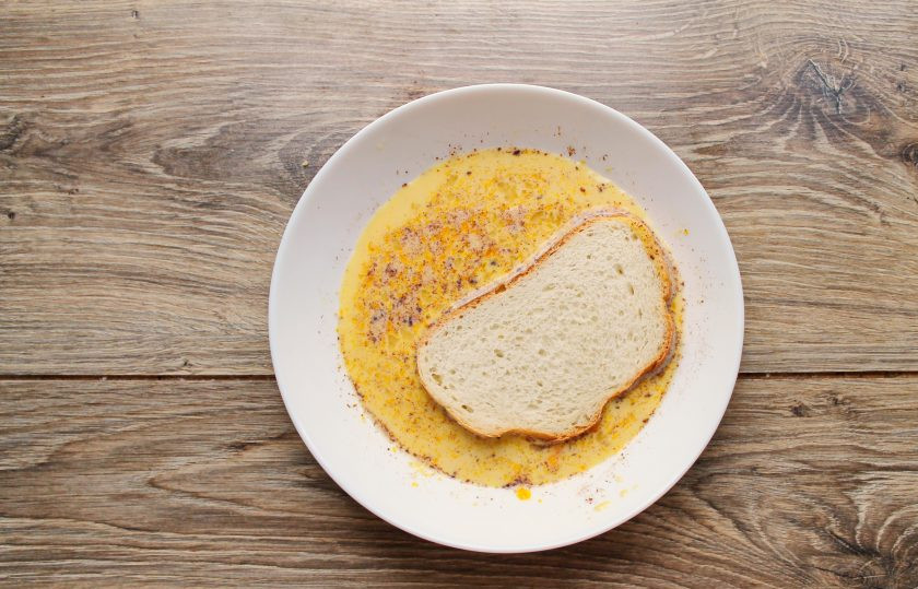 1. Этап. Французские гренки с корицей: В сковороду налейте растительное масло, добавьте сливочное масло и разогрейте на медленном огне. Каждый кусок батона опустите в молочную смесь и подержите в течение 15 секунд с каждой стороны.