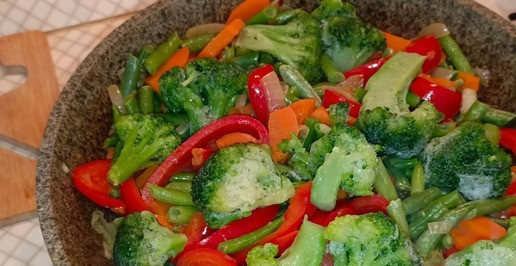 1. Этап. Овощной гарнир с брокколи и кукурузой: Добавляем брокколи. Перемешиваем и готовим 5 минут.