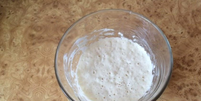 1. Этап. Французский багет на закваске: 1. Для приготовления закваски стартер смешайте с водой комнатной температуры и просеянной мукой, накройте. Оставьте при комнатной температуре на 4-12 часов.