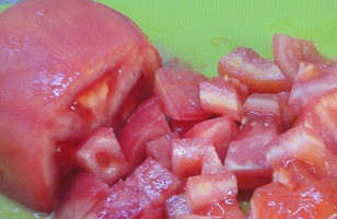1. Этап. Пёркельт: Помидор очистить от кожицы и также нарезать кубиками. Мясо нарезать кусочками.