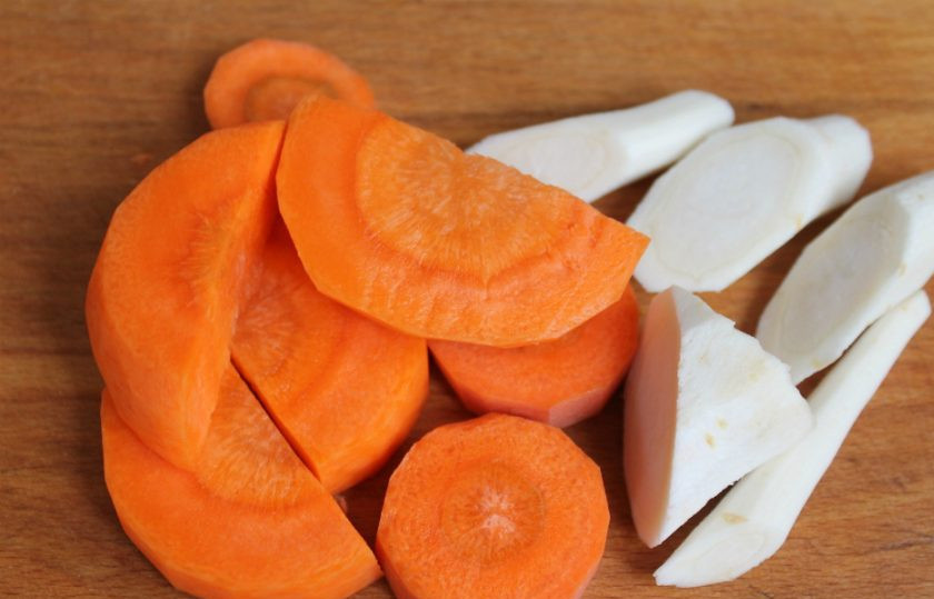 1. Этап. Бульон из говяжьего языка: Добавляем нарезанные крупно корнеплоды.