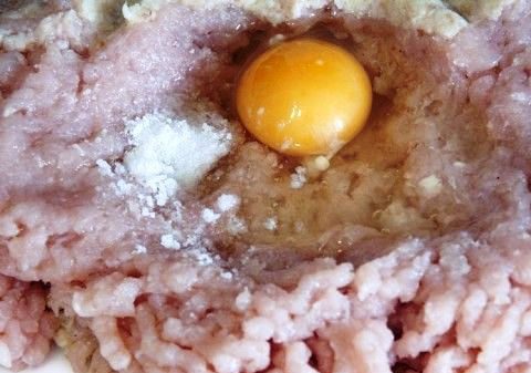 1. Этап. Котлеты на пару без пароварки: Добавьте в фарш яйца, соль и хорошо перемешайте.