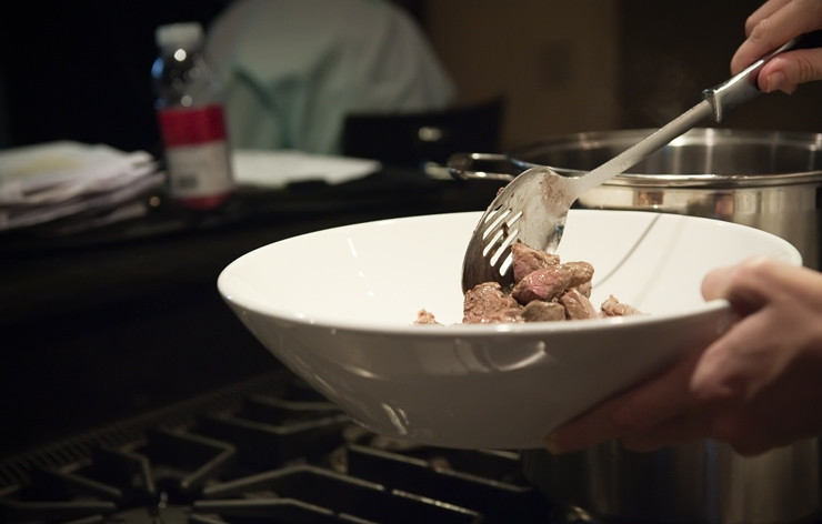 1. Этап. Говядина по-итальянски: 4. Обжаренную говядину выложите на отдельную тарелочку шумовкой.