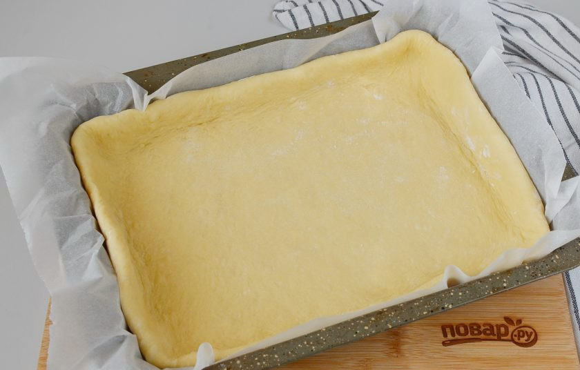 1. Этап. Дрожжевой пирог с яблоками и корицей: Разделите тесто на две неравных части, одну большую раскатайте (толщина теста 1 см.) и выложите в противень (размер моего 30х25см.), а вторую маленькую оставьте для украшения пирога. Я использую силиконизированный пергамент, он не прилипает к тесту, хорошо себя зарекомендовал.