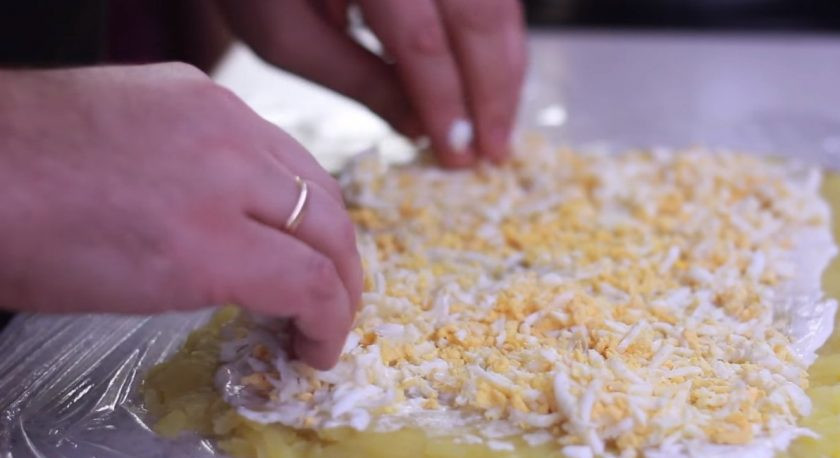 1. Этап. Салат Новогодняя хлопушка: На верх картофеля натрите три яйца на терке.