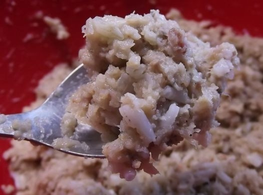 1. Этап. Тефтели из рыбы: Сформируйте тефтели. Обваляйте их в муке.