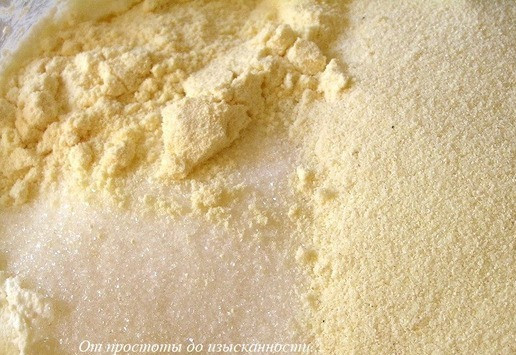 1. Этап. Творожник с вишней: Добавьте манную крупу, сахар, оставшийся крахмал, разрыхлитель, соль и ванилин, перемешайте.