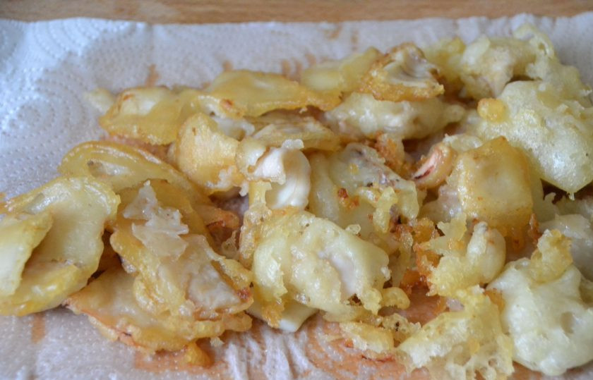 1. Этап. Кальмары в чесночном соусе: Обжаренные кальмары выложите на бумажное полотенце для удаления излишков жира.