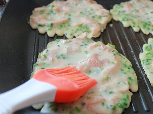 1. Этап. Блинчики по-корейски: Выкладываем тесто порциями на сковороду с разогретым маслом. Когда блинчик слегка поджарится с нижней стороны, смазываем верх блинчика взбитым яйцом.