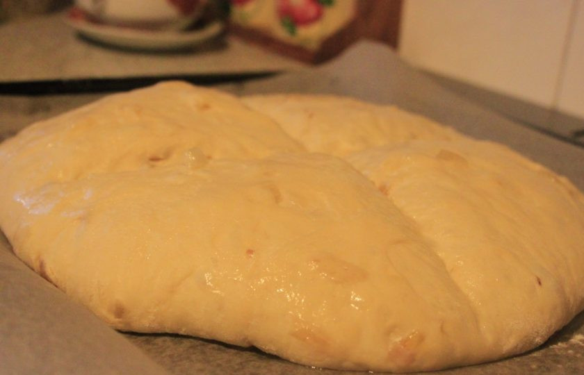 1. Этап. Домашний хлеб с луком: 7. Делаем надрезы на хлебе и смазываем его растительным маслом (1-2 ст. л.). Ставим выпекаться в разогретую до 180 градусов духовку на 35-40 минут.