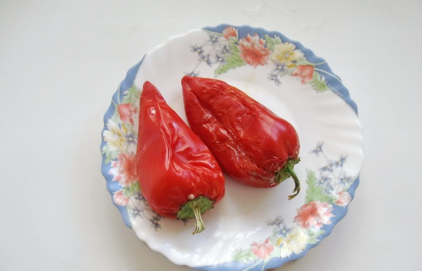 1. Этап. Сальса из печеного перца: Перец помойте и запеките. Я это сделала в микроволновой печи за 5 минут. Можете запечь в обычной духовке. Потребуется минут 20-25.