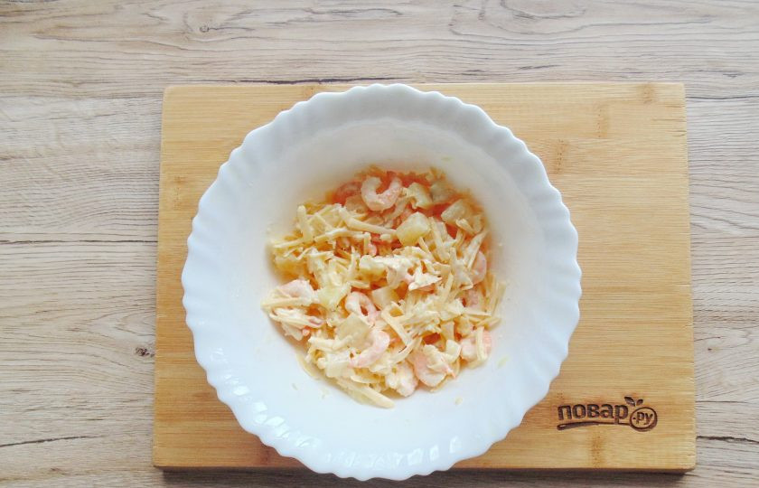 1. Этап. Салат из ананасов с чесноком и сыром: Перемешайте салат и при необходимости посолите, учитывая солёность сыра и майонеза.