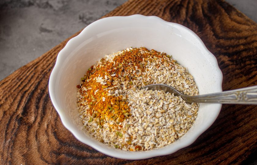 1. Этап. Наггетсы в духовке без масла: Для панировки я использовала овсяные отруби мелкого помола. К отрубям добавьте специи и перемешайте.