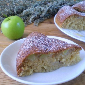 Манник с яблоками на кефире