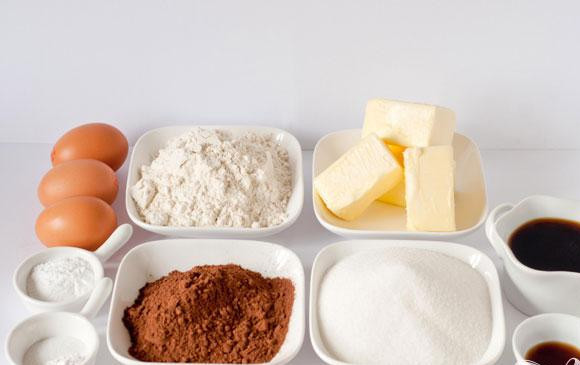 1. Этап. Кофейные маффины с карамелью и взбитыми сливками: 2. После того, как смесь остынет, разогреть духовку до 175 градусов. Выстелить форму для маффинов бумажными вкладышами. В миску просеять вместе муку, соду, разрыхлитель и соль. В большой миске взбить вместе масло и сахар. Добавить яйца, по одному за раз, и взбить. Перемешать с ванильным экстрактом. Добавить 1/3 мучной смеси в миску и перемешать. Добавить 1/2 кофейной смеси и перемешать. Повторить с оставшейся мучной и кофейной смесью, заканчивая мукой. Перемешать, но не взбивать.