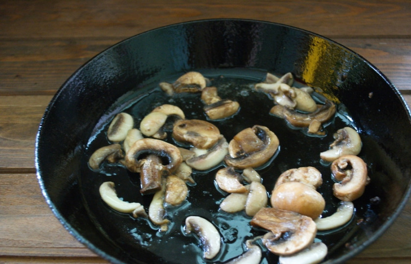 1. Этап. Мясной рулет с грибным соусом: На растительном масле обжарьте оставшиеся шампиньоны. Добавьте лук. Снова обжарьте.