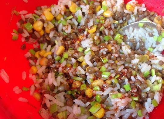 1. Этап. Турецкий салат с рисом и чечевицей: 6. Перемешиваем и добавляем заправку. Даем настояться салату не меньше 20-30 минут.