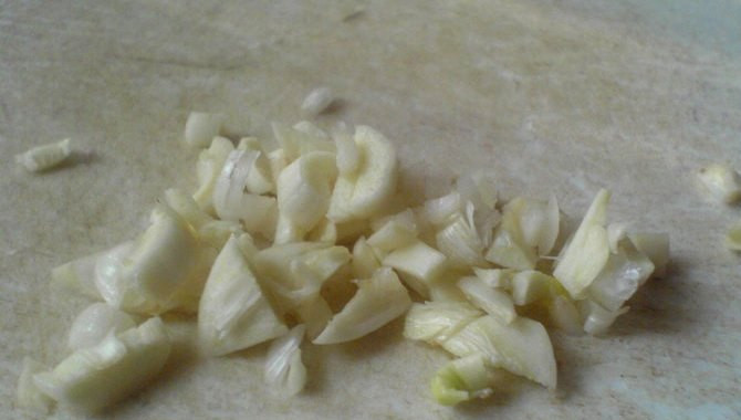 1. Этап. Ризотто весеннее с редисом: Тем временем очищаем и измельчаем чеснок.