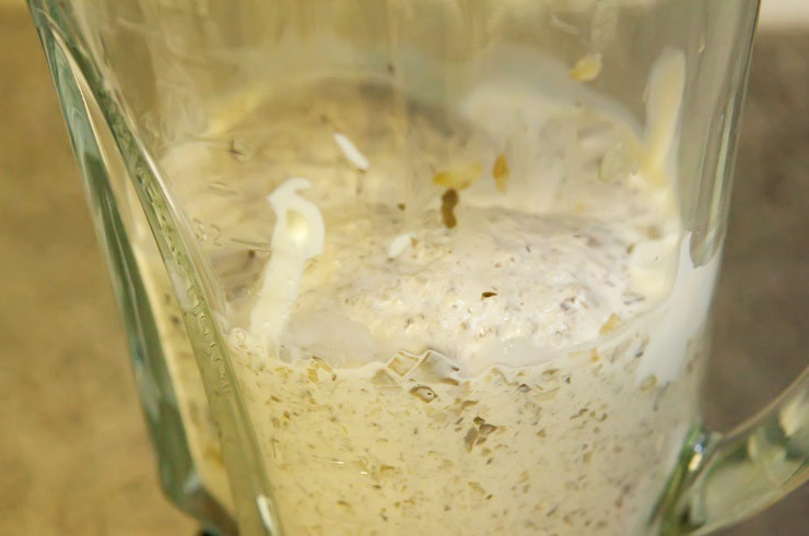 1. Этап. Соус из сливок для курицы: 7. Начать взбивать до получения однородной консистенции на средней скорости.