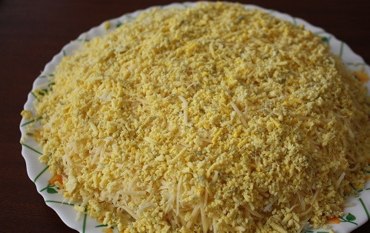 1. Этап. Салат с куриным филе и ананасами: 7. Последним слоем у нас будут отложенные желтки. Все, аппетитный и несложный салатик готов к подаче. Наслаждайтесь!