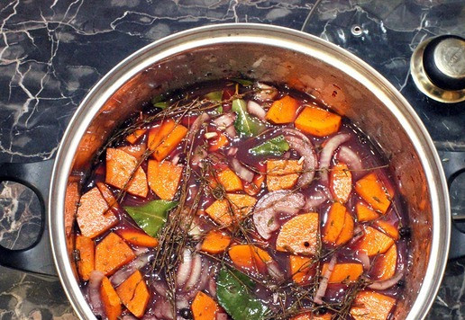 1. Этап. Петух по-бургундски ( «Coq au vin»): Для этого блюда настоятельно советую брать именно петуха. Можно, конечно, и курочку, но вкус будет отличаться. Итак, птицу помыть, разрезать на порционные куски, замариновать минимум на ночь, можно и на сутки. Для маринада нарезать кольцами (или полукольцами) морковь и лук (2 шт), подготовить тимьян (чабрец), лавровый лист и перец-горошек. Сложить кусочки птицы в глубокую кастрюлю, сверху выложить овощи и пряности. Залить вином вровень с овощами. Вино выбирайте качественное, такое, которое вы стали бы пить за столом. Я использовала Каберне. Оставьте в бутылке 200-250 мл вина, оно пригодится в дальнейшем.