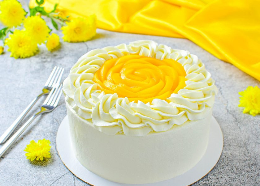 1. Этап. Торт с консервированными персиками и взбитыми сливками: Для выравнивания и украшения можно взбить вторую половину сливок с сахарной пудрой. А верх можно украсить оставшимися персиками. Приятного угощения!