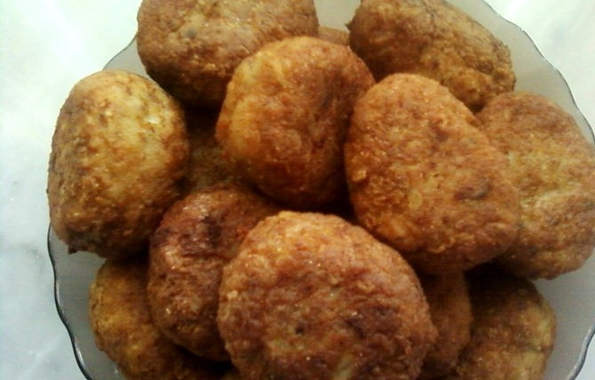 1. Этап. Котлеты из карпа: В сковороде разогреваем масло, котлеты обваливаем в муке и обжариваем на сковороде со всех сторон до золотистого цвета. Готовые котлетки подаем с любым гарниром на ваш вкус. Приятного аппетита!