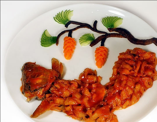 1. Этап. Рыба по-китайски: Добавить уксус, сахар, перец чили, зеленый лук. Осторожно перемешать. Накрыть крышкой и выключить огонь Через 2 минуты рыбу по-китайски можно подавать на стол!