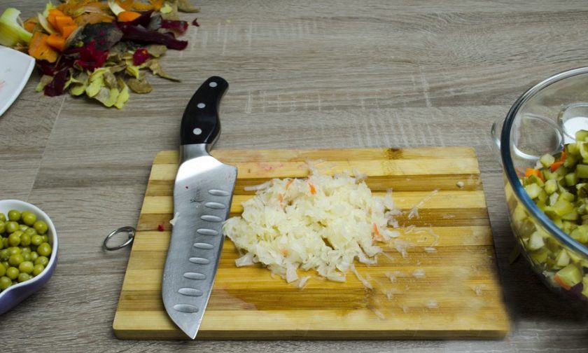 1. Этап. Винегрет Простой: Квашеную капусту, если она у вас длинная, порубите на кусочки, которые будет удобно есть и набирать ложкой.