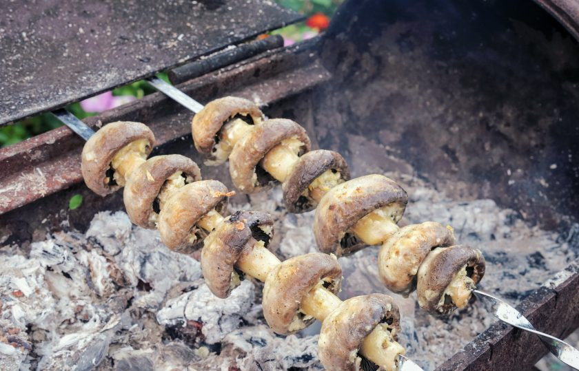 1. Этап. Сочные шампиньоны на мангале: Жарьте 7-10 минут, периодически переворачивая.