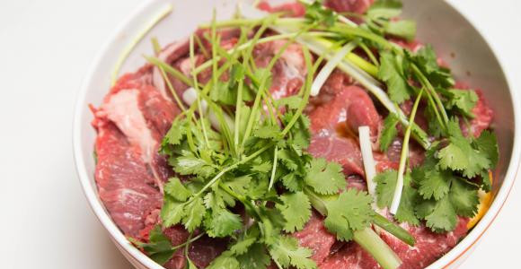 1. Этап. Карне асада из говядины: Затем слои повторите. Мясо оставьте мариноваться на ночь.