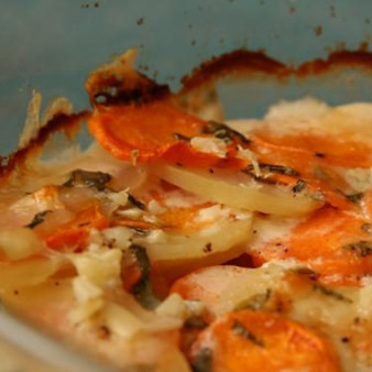 Картофельная запеканка с сырным соусом