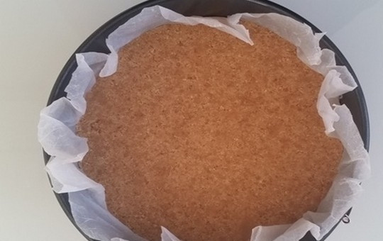 1. Этап. Чизкейк с ягодами (без выпечки): 1. Растопите сливочное масло в кастрюле на плите или в микроволновой печи. Песочное печенье превратите в крошку с помощью блендера, выложите в миску, добавьте растопленное сливочное масло и хорошо перемешайте. Уложите полученную массу в разъемную форму для выпечки, покрытую пергаментом, хорошо утрамбуйте поверхность и поставьте в холодильник на 30 минут.