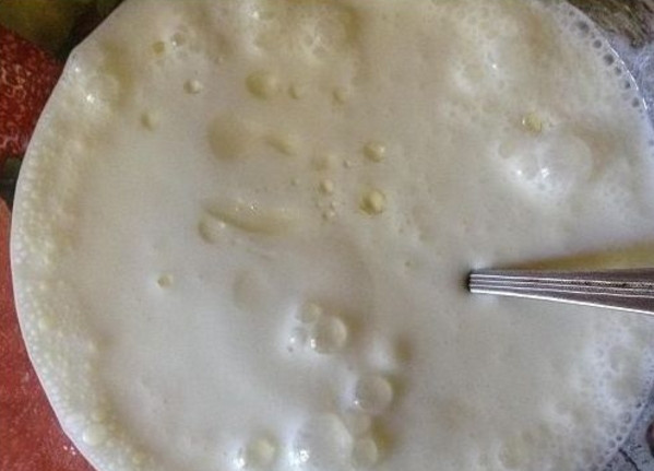 1. Этап. Пирожки жареные (на кефире): 2. Вбейте куриное яйцо, добавьте соль, сахар и 2 столовые ложки подсолнечного масла.