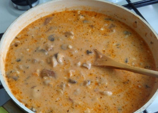 1. Этап. Грибная подлива к гречке: Затем влейте стакан воды, муку добавьте и, помешивая, варите до загустения.