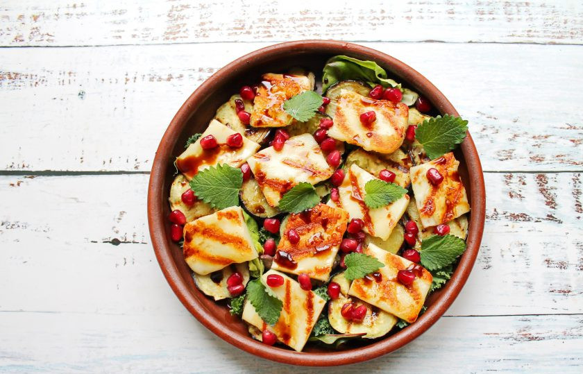 1. Этап. Салат с халуми и баклажанами: Полейте салат растительным маслом, соусом наршараб, добавьте зерна граната и листья мяты. Наш салат с халуми и баклажанами готов.