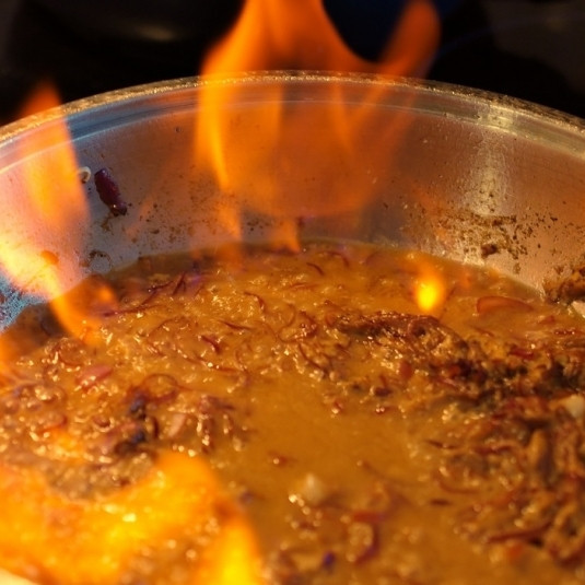 1. Этап. Стейк Диана: Когда бренди перестанет гореть, хорошенько перемешиваем соус и готовим его еще 1 минуту на среднем огне.