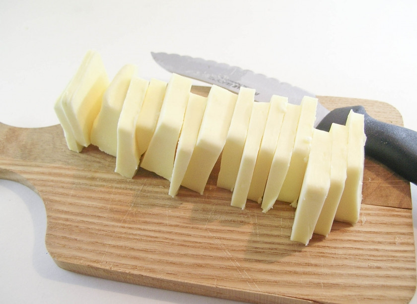 1. Этап. Вишневый крем: 2. Перед взбиванием я обычно нарезаю масло на части и даю ему немного постоять.