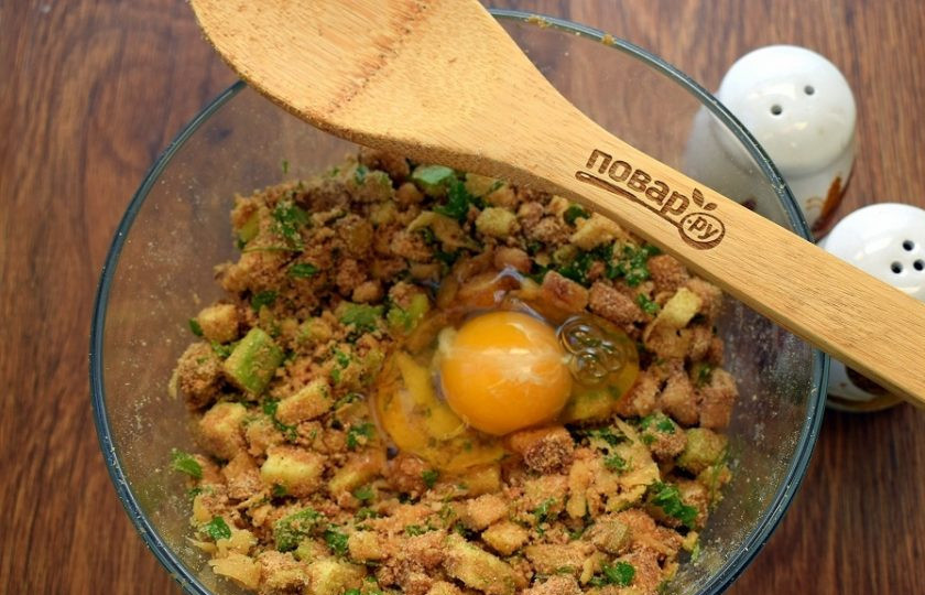 1. Этап. Котлеты из кабачков и баклажанов: Добавьте яйцо, перемешайте.