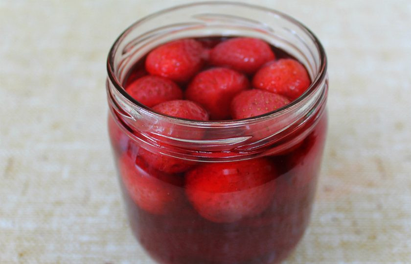 1. Этап. Настойка из клубники на водке: Через 2 дня клубника уже наполнила напиток своим цветом.