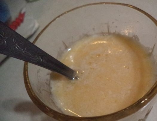 1. Этап. Быстрый рецепт слоеного теста: Яйцо вбиваем в стакан с холодной водой, добавляем соль и уксус, хорошенько все перемешиваем.