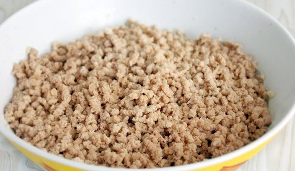 1. Этап. Запеканка из вермишели с фаршем: 2. С фаршем тоже множество альтернатив: приготовленный в домашних условиях, купленный в магазине, также его состав - куриный, свиной и тд. Ваш вкус. Возвращаемся к секретам кухни. Один из них - в правильно заготовленном фарше.