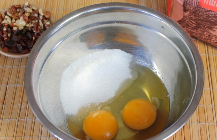 1. Этап. Печенье из цельнозерновой муки с изюмом и орехами: В миску отправляем яйца и сахар. Взбиваем до появления пены.