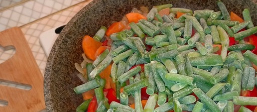 1. Этап. Овощной гарнир с брокколи и кукурузой: Добавляем к овощам стручковую фасоль. Тушим под крышкой 5 минут.