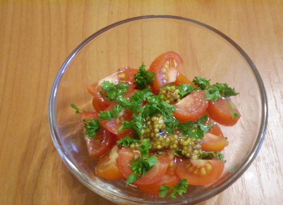 1. Этап. Помидоры кусочками с зеленью: Складываем в салатник помидоры, зелень. Добавляем соль, горчицу, растительное масло. Перемешиваем салат.