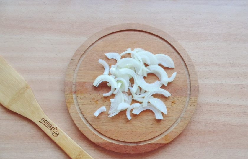 1. Этап. Хантейка: Репчатый лук очистите, помойте и нарежьте полукольцами.
