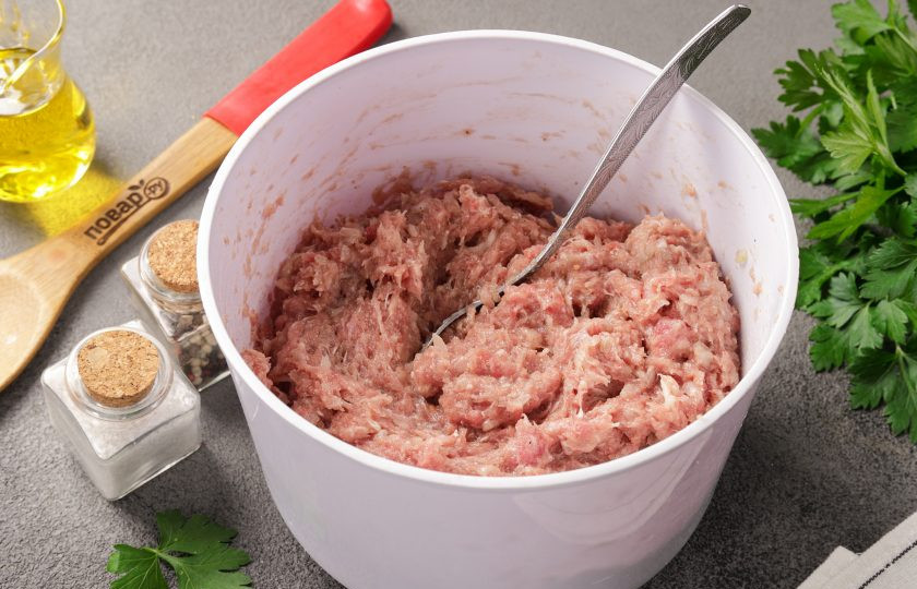 1. Этап. Котлеты Тёщин рецепт: Тщательно перемешайте до однородной массы.