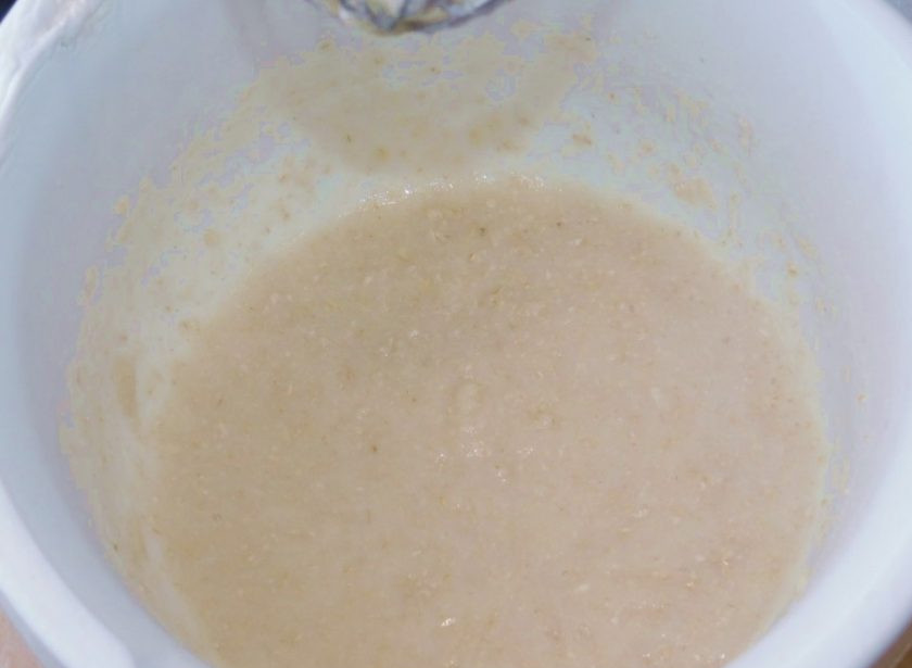 1. Этап. Манно-овсяные блины: Постоянно мешая, влейте кипяток.